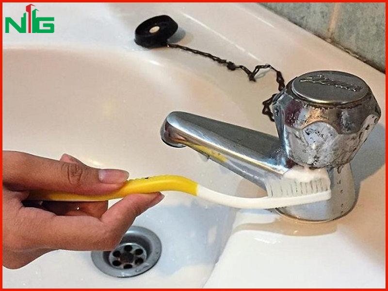 cach-ve-sinh-voi-lavabo-nong-lanh-dam-bao-trang-sang