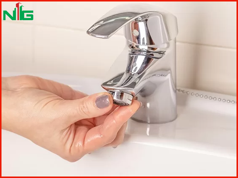 cach-ve-sinh-voi-lavabo-nong-lanh-inax-khi-nuoc-chay-yeu