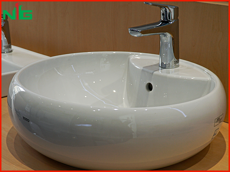 lavabo-dat-ban-duoc-lam-bang-lop-men-su-trang-sang-khang-khuan-cao