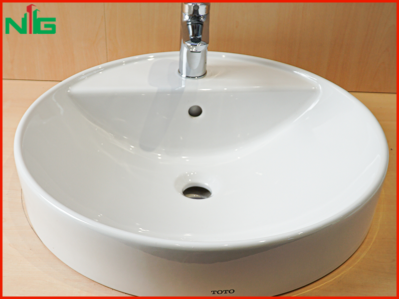 lavabo-dat-ban-co-thiet-ke-doc-dao-duoc-dat-tren-ban-tao-su-tham-my